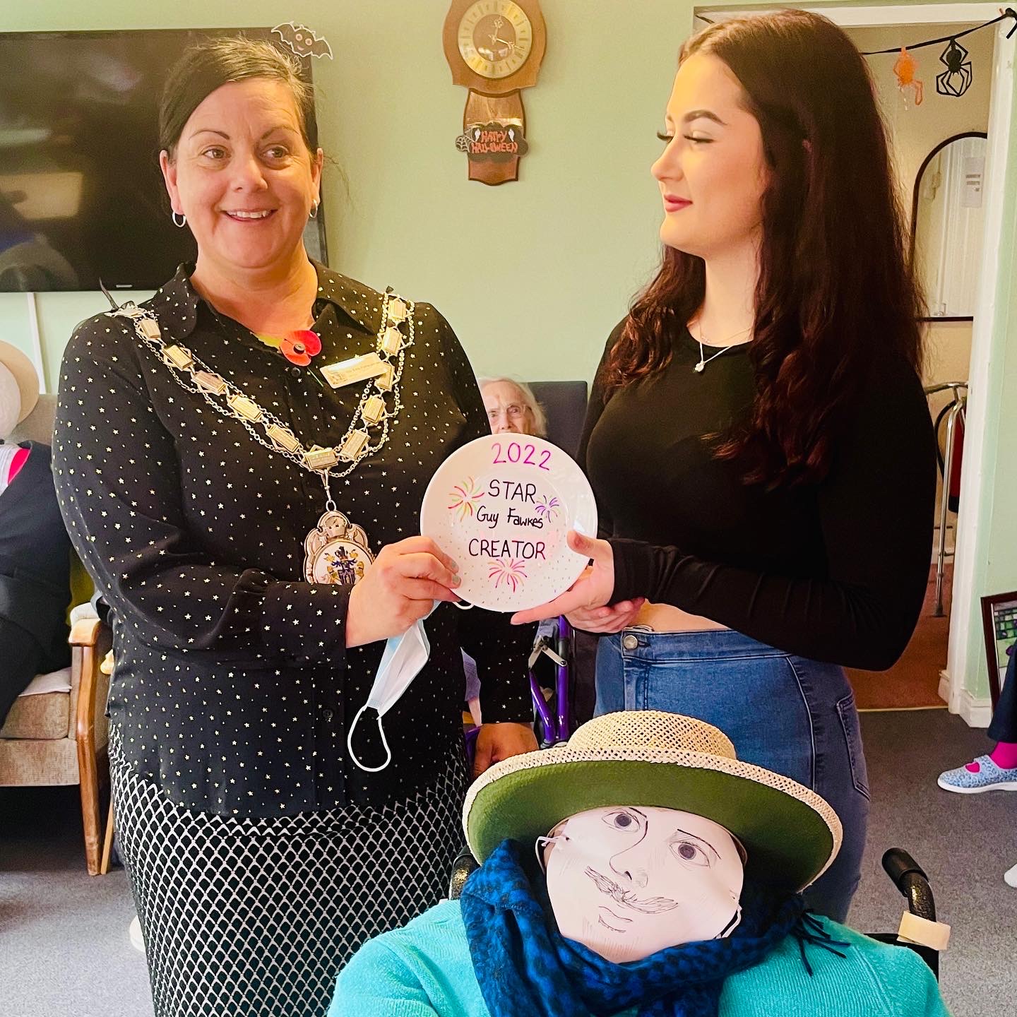 The Mayor of Yeovil visits our care home to judge our competition